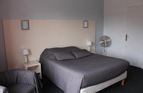 Parentis-en-Born Hotel | Relax at Rest 'In Born: Pet-Friendly with Restaurant Dining