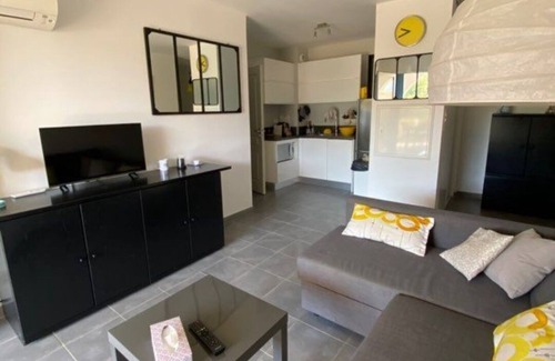 L'Ile-Rousse Apartment | Unwind at Ile Rousse: Oceanfront Retreat with Top Amenities