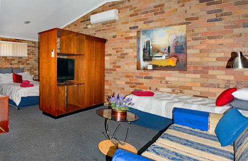 Glen Innes Hotel | Budget-Friendly Stay at Rest Point Motor Inn with Pool & Dining