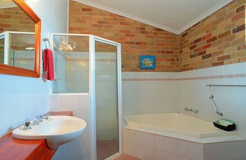 Glen Innes Hotel | Budget-Friendly Stay at Rest Point Motor Inn with Pool & Dining