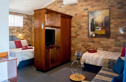 Glen Innes Hotel | Budget-Friendly Stay at Rest Point Motor Inn with Pool & Dining