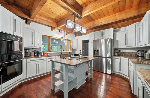 Dahlonega Cabin | Tranquil Getaway in Pet-Friendly Cabin with Spa & Pool
