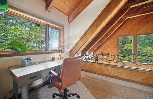 Dahlonega Cabin | Tranquil Getaway in Pet-Friendly Cabin with Spa & Pool