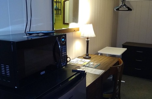 Tiona Hotel | Discover Rest Stop 6 Inn: Pet-Friendly with Breakfast Included