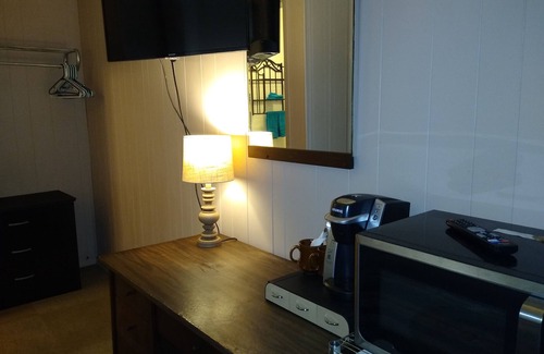 Tiona Hotel | Discover Rest Stop 6 Inn: Pet-Friendly with Breakfast Included