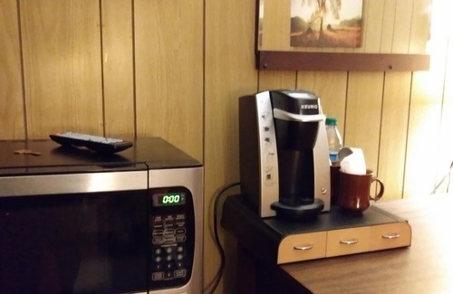 Tiona Hotel | Discover Rest Stop 6 Inn: Pet-Friendly with Breakfast Included