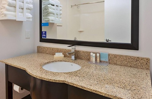 Mount Saint Joseph House | Rest up & Recharge in Charming Place! With Gym