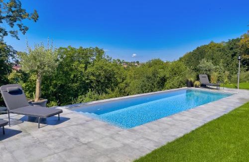 Sternberk House | Pet-Friendly Retreat at Restaurant a Pension u Hradu
