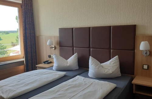 Marloffstein Hotel | Welcoming Restaurant und Hotel Alter Brunnen with Great Amenities