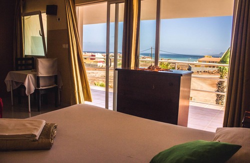 Baia das Gatas Bed & Breakfast | Delightful Stay at Restaurante Baia Guest House with Pool