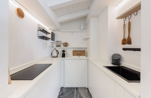 Strettoia Apartment | Restelli Suite - Modern studio flat with shared garden and pool in Pietrasanta