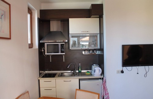 Aheloy Apartment | Cozy 1-Bed Apartment Near Vineyards with Breakfast Included