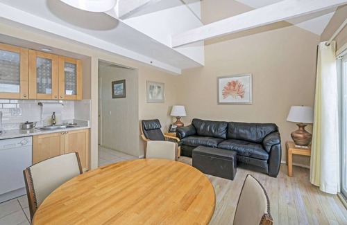Napeague Apartment | Relaxing 1BR Loft with Ocean View, Steps from the Beach