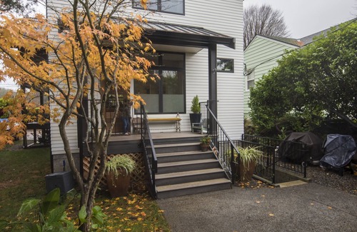 Lawton Park House | Relaxing Getaway Near Downtown and Seattle’s Largest Park