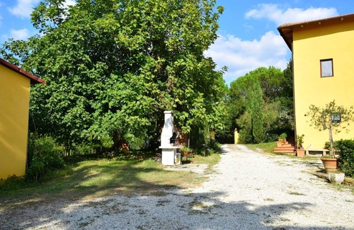 Vinci House | Welcoming Farmhouse Retreat with Pool Near Vinci’s Forest