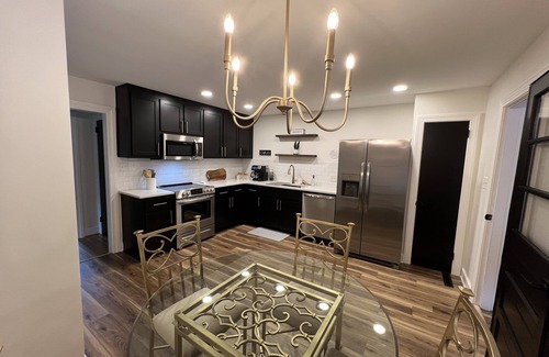 Hickory House | Relaxing Mid-Mod Retreat in Heart of Hickory