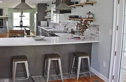 Jamestown Cottage | Idyllic Rustic Farmhouse with Lake Views & Family Amenities