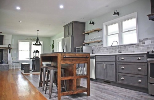 Jamestown Cottage | Idyllic Rustic Farmhouse with Lake Views & Family Amenities