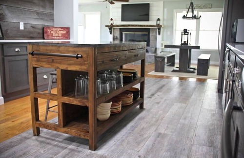 Jamestown Cottage | Idyllic Rustic Farmhouse with Lake Views & Family Amenities