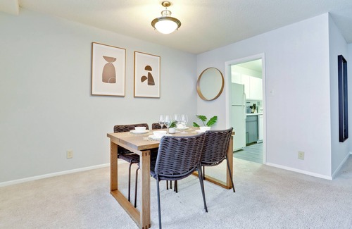 Crystal City Apartment | Modern Crystal City Apartment with Pool and Family Amenities