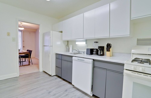 Crystal City Apartment | Modern Crystal City Apartment with Pool and Family Amenities