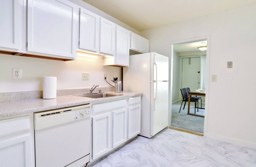 Crystal City Apartment | Modern Crystal City Apartment with Pool and Family Amenities