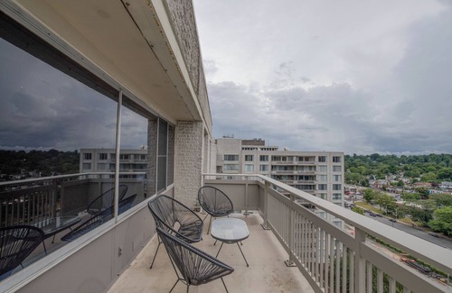 Crystal City Apartment | Modern Crystal City Apartment with Pool and Family Amenities