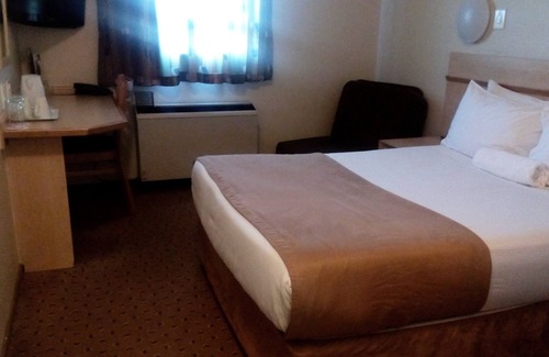 Greater Johannesburg Metropolitan Area Hotel | Discover Comfort in the Heart of Jozi with Pool & Spa