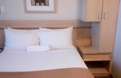 Greater Johannesburg Metropolitan Area Hotel | Discover Comfort in the Heart of Jozi with Pool & Spa