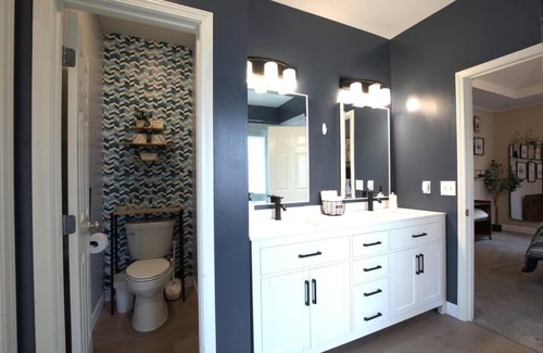 Blue Springs House | Ideal Retreat: RestMidwest KC Metro Large Home Awaits You