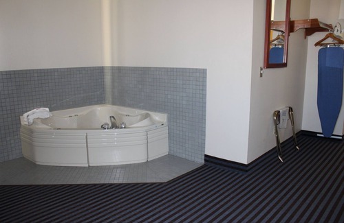 Spencer Hotel | Discover Reston Inn & Suites: Pool, Spa & Family-Friendly