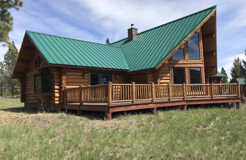 Lincoln House | Serene Lake View Retreat in the Rocky Mountain West