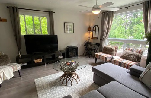 Messines Apartment | Relax at Blue Sea LK: Lakeside Getaway with Ocean Views