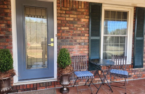 Powder Springs House | Restored and Refreshed Mid-Century Modern Ranch Home 30 Minutes from Atlanta