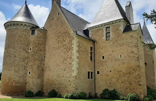 Roeze-sur-Sarthe House | Restored family manor - Great Room and its private bathroom
