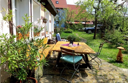 Neusitz Apartment | Charming Farmhouse Retreat in Schweinsdorf with Breakfast
