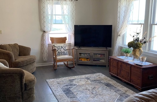 Bluffton Other | Quaint Farmhouse Steps from Katy Trail with Spa & Breakfast
