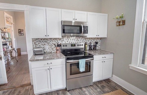 Historic Garderns House | Historic 2BR Oasis with Spa & Kitchen Near Downtown