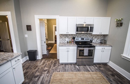 Historic Garderns Cottage | Historic 2br House with Spa & Family Amenities Near Downtown