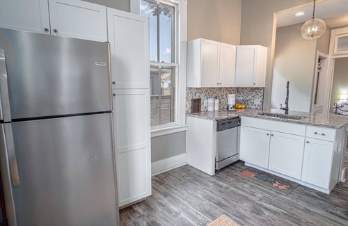 Historic Garderns Cottage | Historic 2br House with Spa & Family Amenities Near Downtown