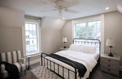 Maquoketa House | Beautifully Restored Queen Anne Cottage with Family-Friendly Amenities