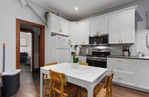 Southmoreland Apartment | Restored Triplex | 3 Queen Beds