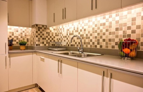 Doha House | Stunning Retaj Baywalk Residence with Oceanfront Pool