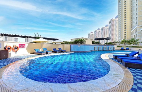 Doha House | Stunning Retaj Baywalk Residence with Oceanfront Pool