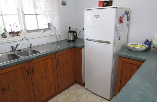 Port Julia House | Welcoming Retreat in Whiting: Dog Friendly & Steps to Beach