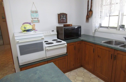 Port Julia House | Welcoming Retreat in Whiting: Dog Friendly & Steps to Beach