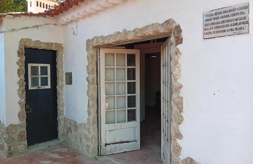 Almoster House | Retiro d'Azenha: Pet-Friendly Retreat with Hot Tub Access