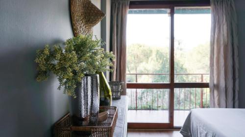 San Martin de Valdeiglesias Apartment | Pet-Friendly Lakeside Apartment Near Madrid with Ocean Views