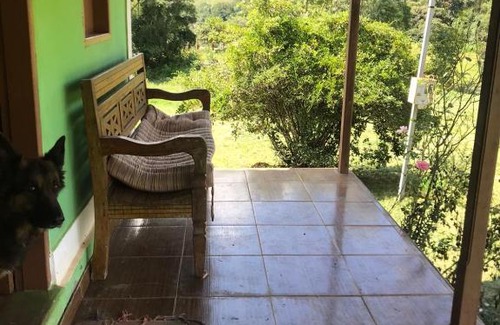 Aiuruoca House | Cozy Retreat at Retiro na Mantiqueira - Pet Friendly Getaway