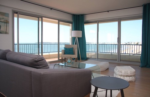 La Baule-Escoublac Apartment | Beachfront Bliss: “Retour de Plage” with Ocean Views